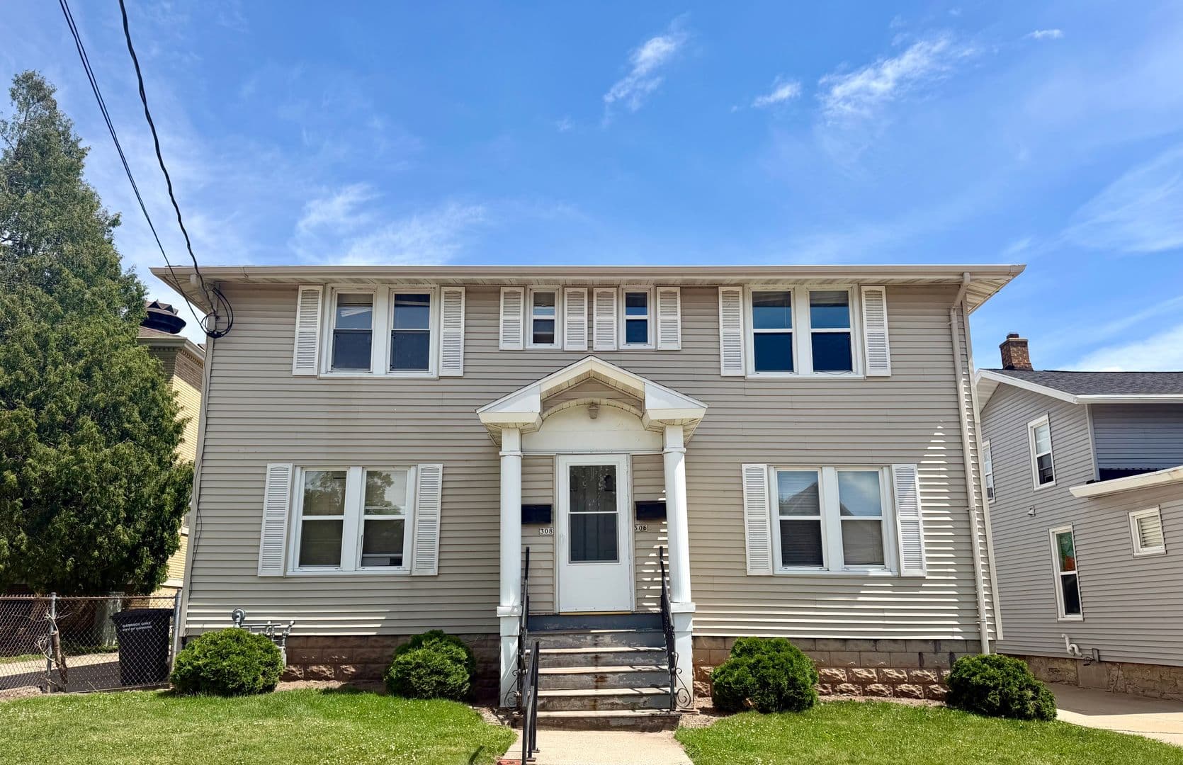 Oshkosh Apartment: 306 Dawes