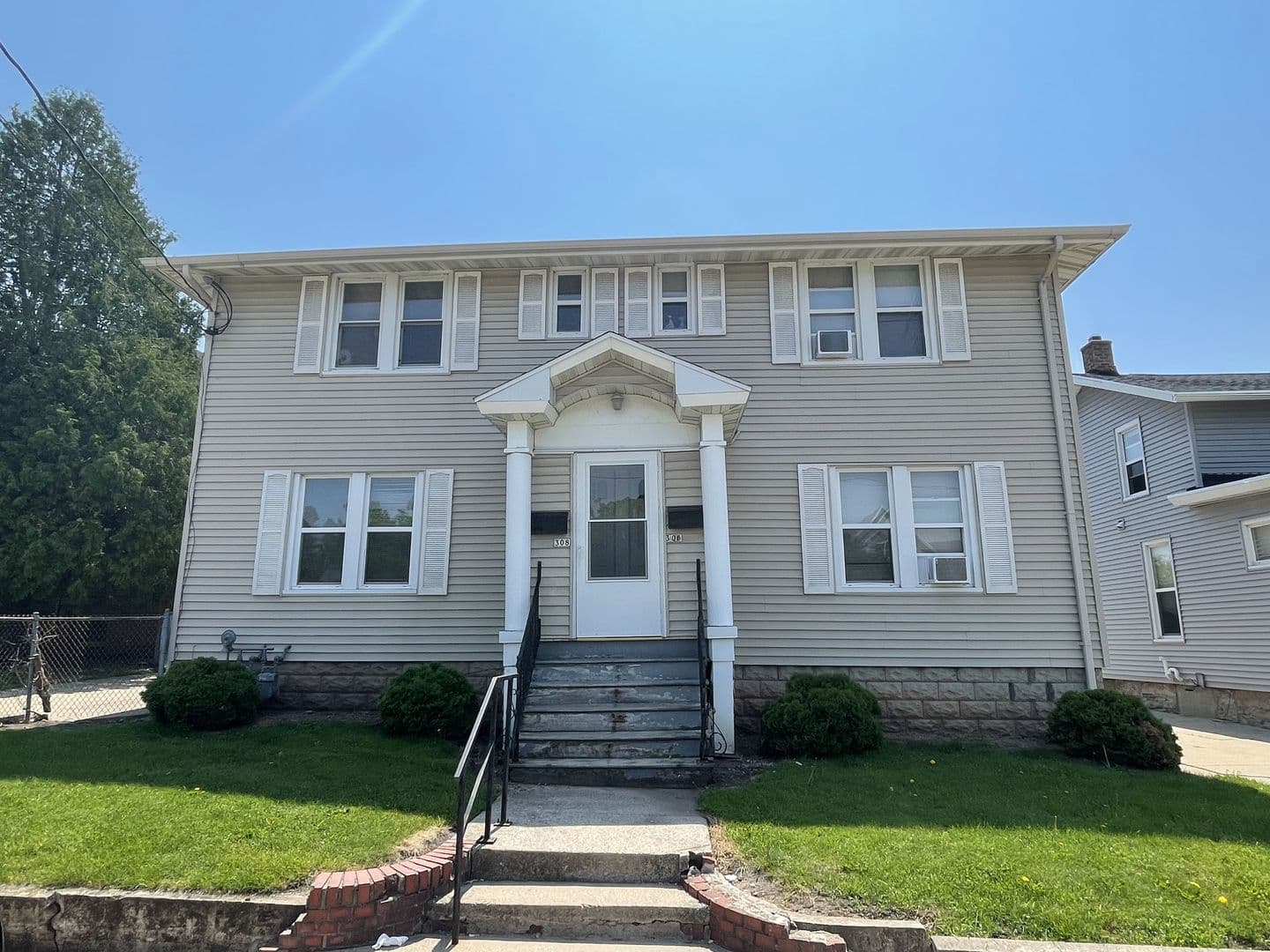 Oshkosh Apartment: 306 Dawes