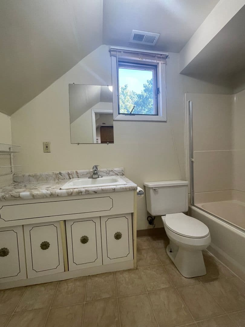 Oshkosh Apartment: 612 Jackson