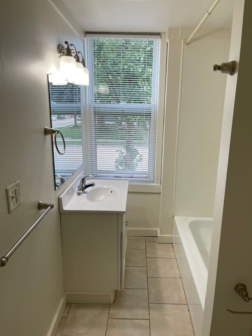 Oshkosh Apartment: 621 Jackson Street