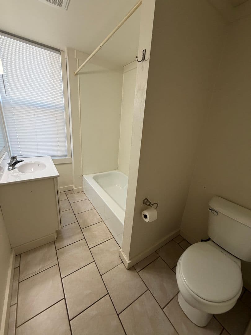 Oshkosh Apartment: 621 Jackson Street