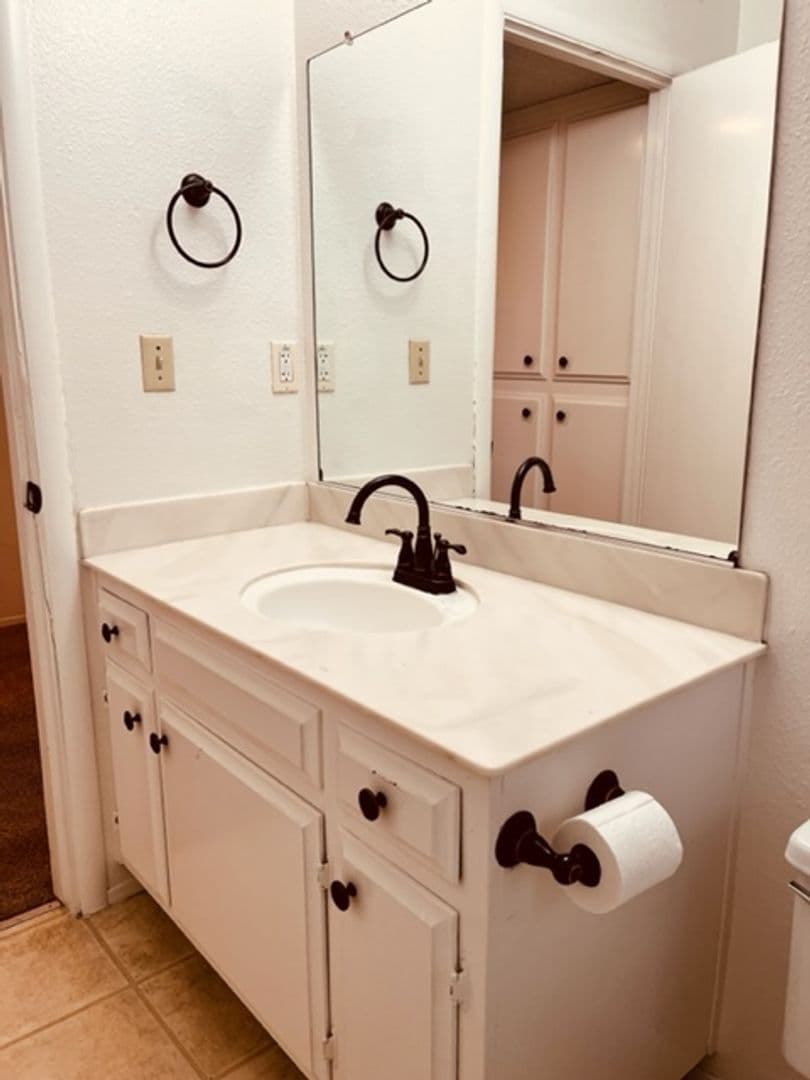 Sacramento Townhome: 6217 Riverside Blvd. - Unit B