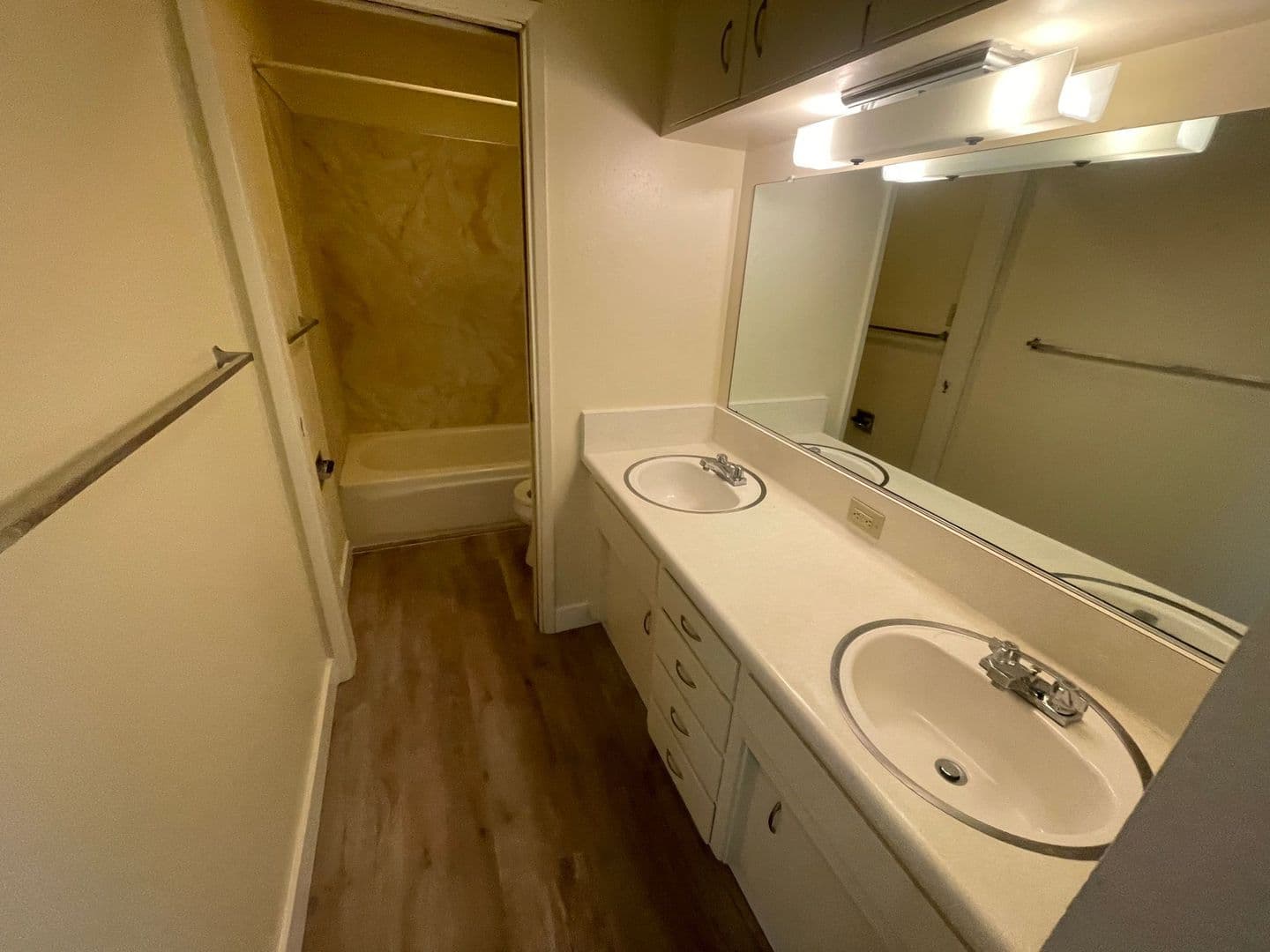 Davis Apartment: 1615-1625 E 8th Street