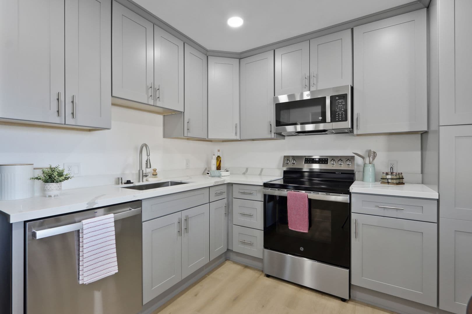 Davis Apartment: 505 - 525  I Street