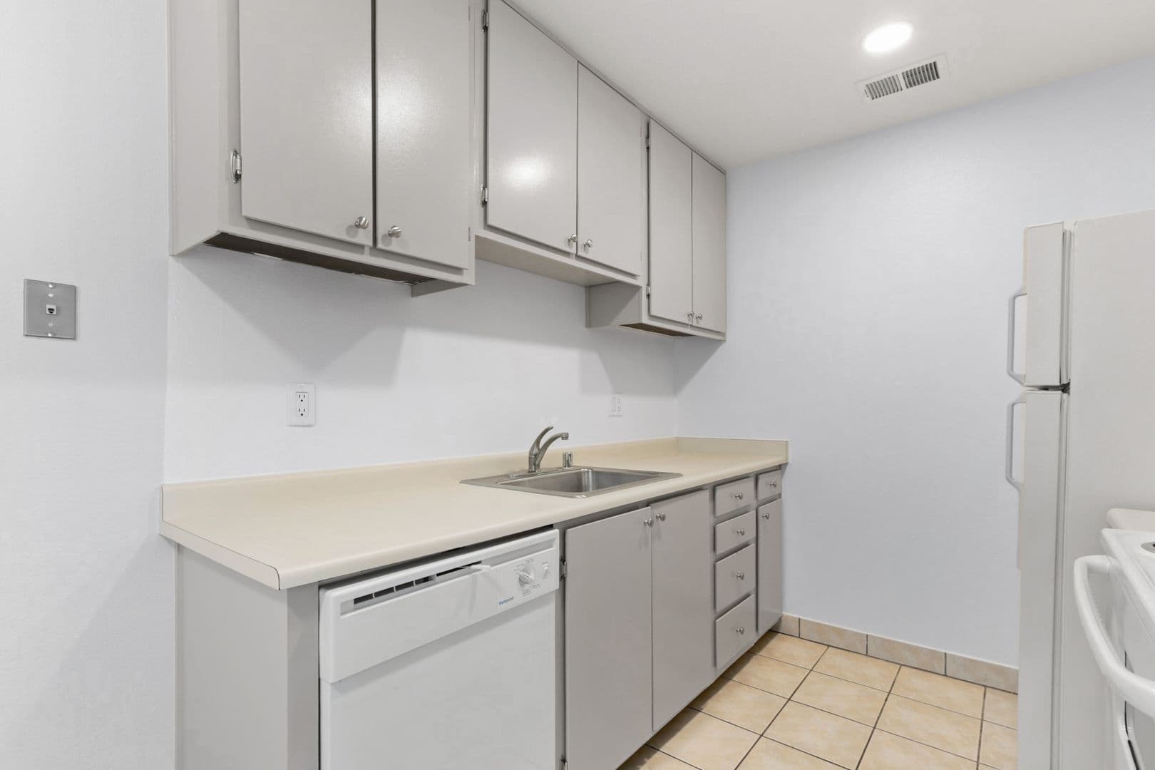 Davis Apartment: 1050 Lake Blvd.