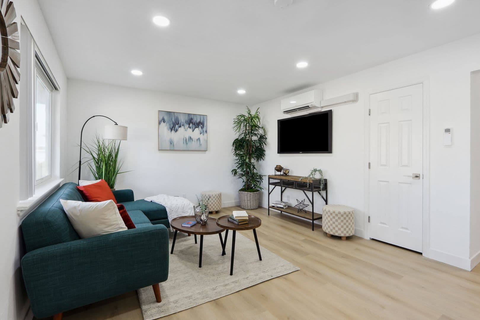 Davis Apartment: 505 - 525  I Street
