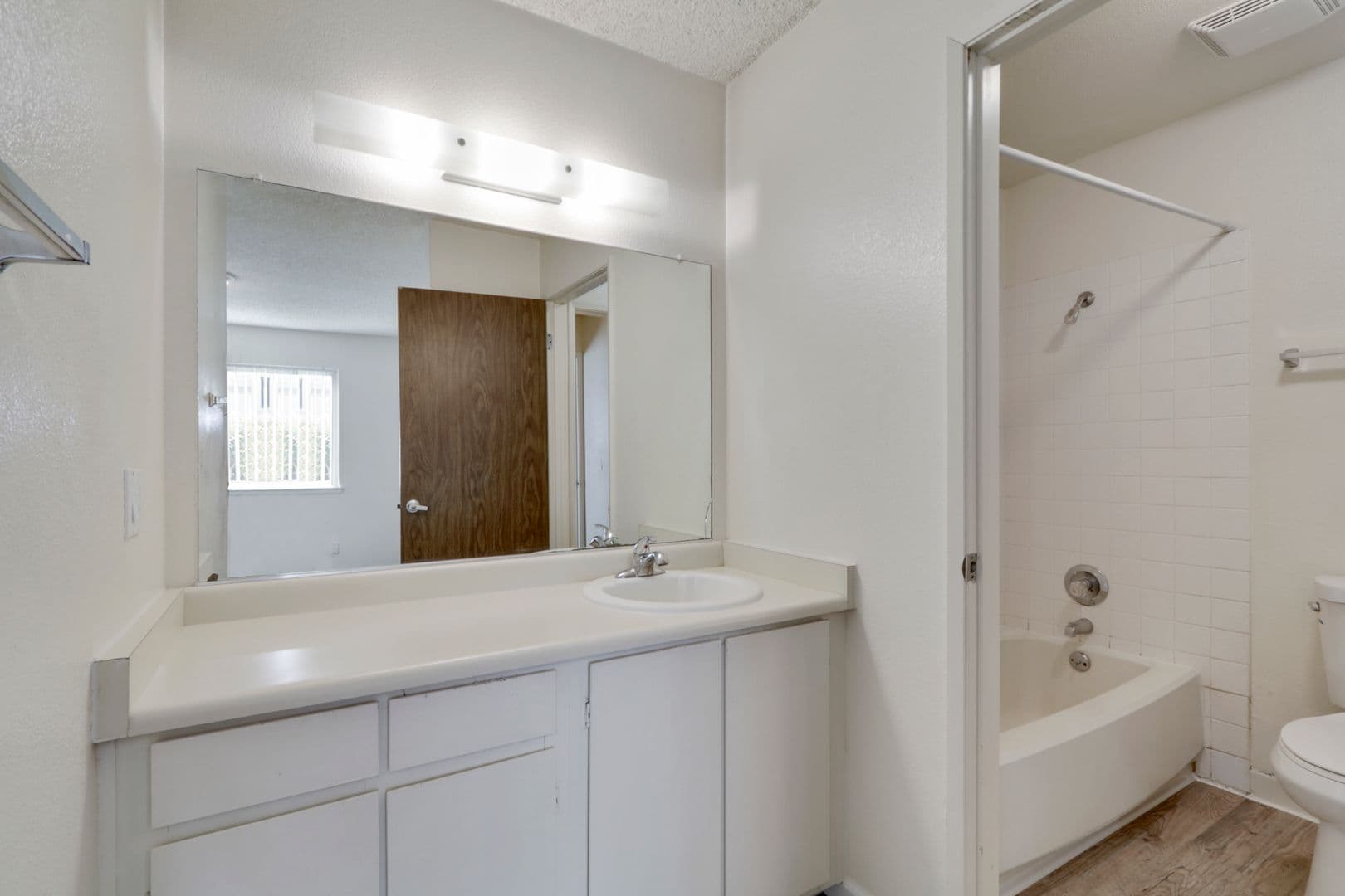 Davis Apartment: 1050 Lake Blvd.