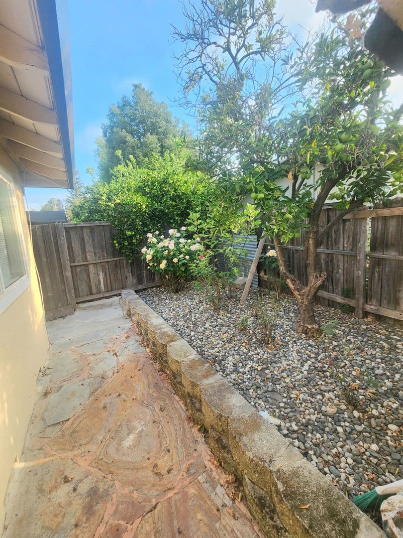 Carmichael House: 5274 Heritage Drive