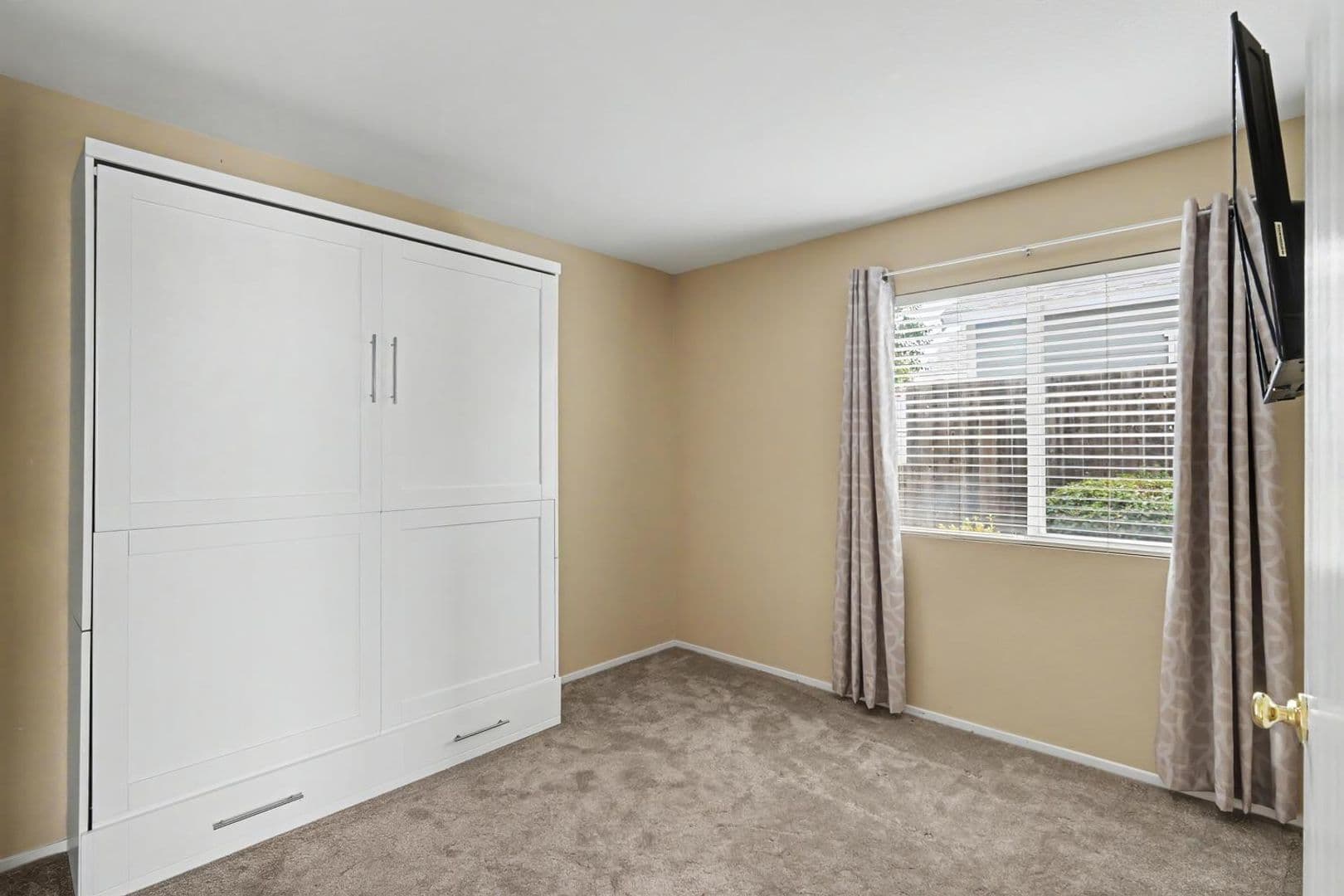 Elk Grove House: 6455 Laguna Mirage Lane