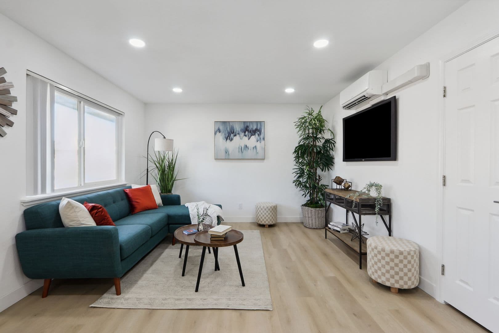 Davis Apartment: 505 - 525  I Street
