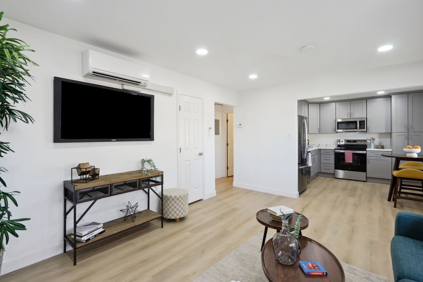 Davis Apartment: 505 - 525  I Street