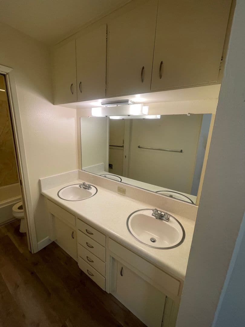Davis Apartment: 1615-1625 E 8th Street