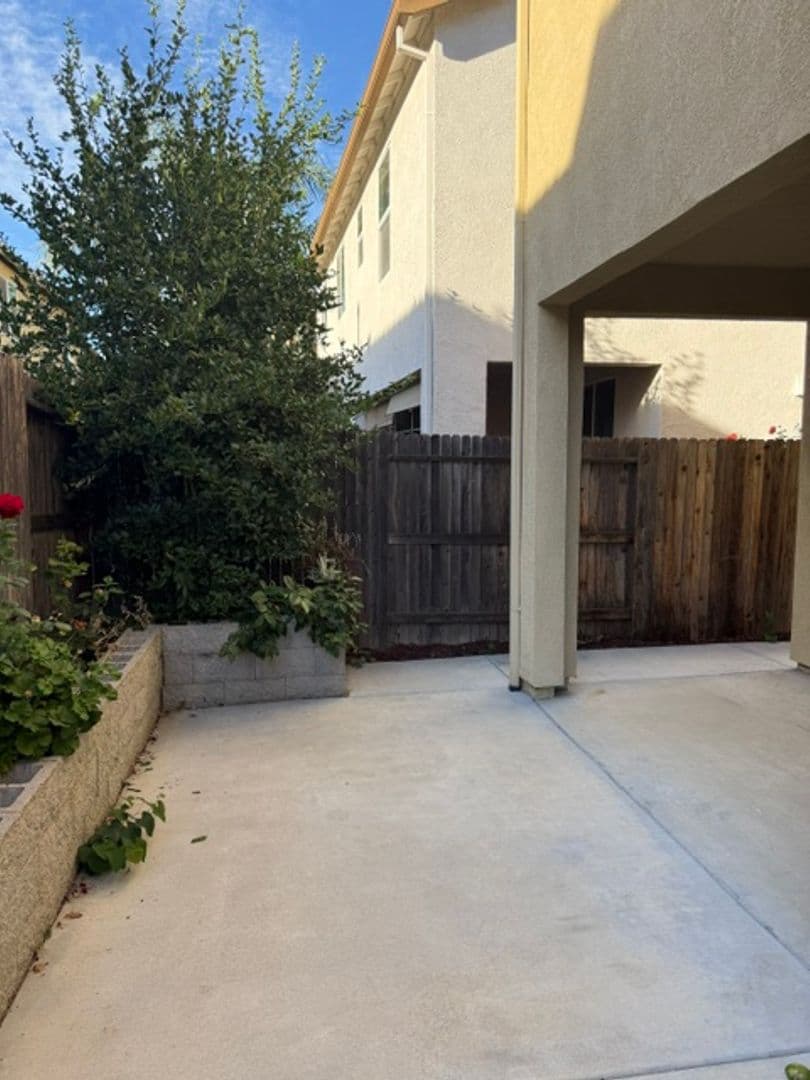 Sacramento House: 5375 Hampton Falls Way