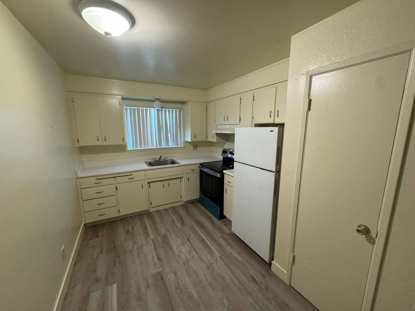 Davis Apartment: 1615-1625 E 8th Street