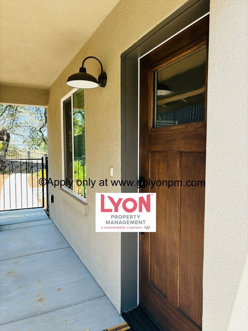 Auburn House: 2740 Commons Pl