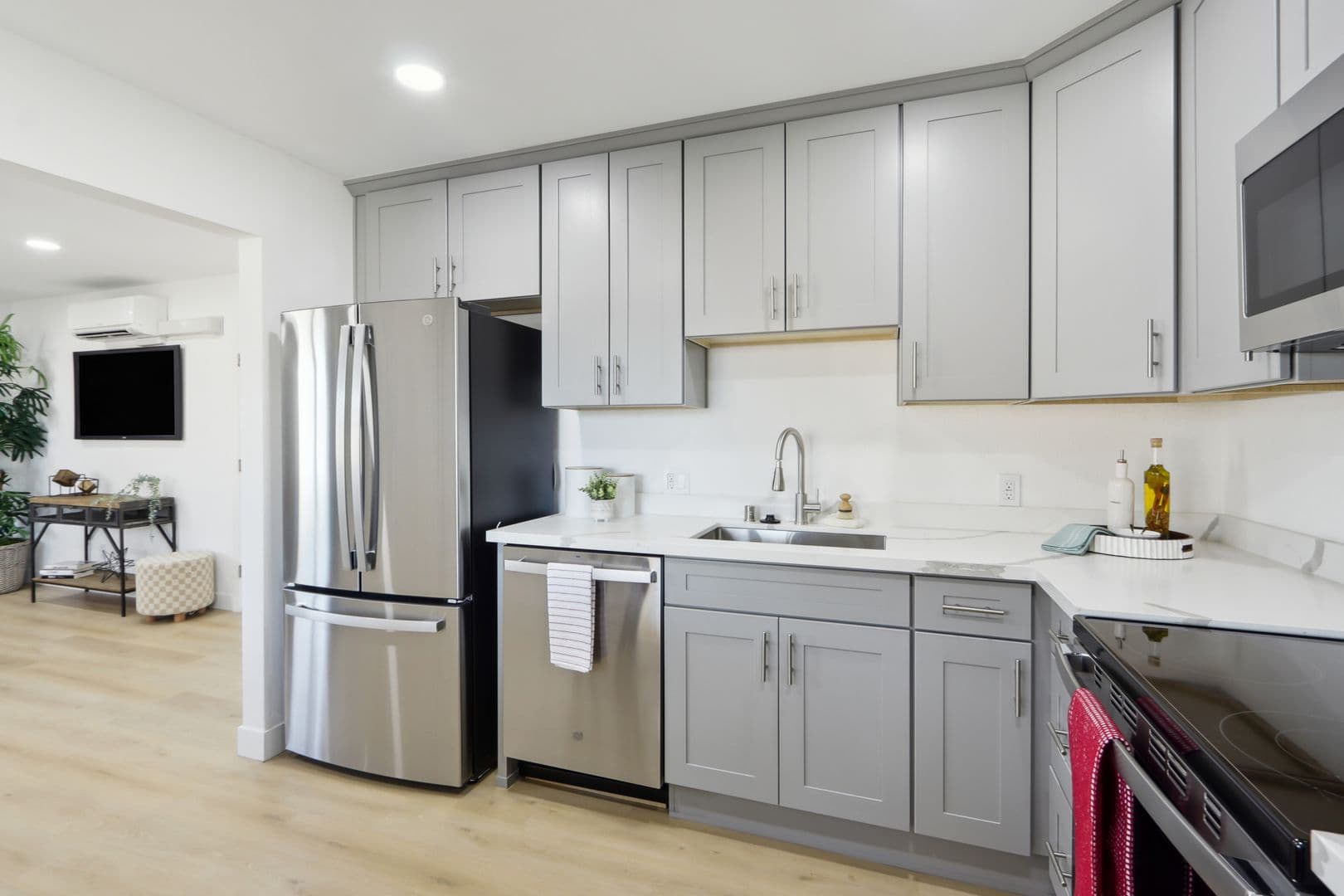 Davis Apartment: 505 - 525  I Street