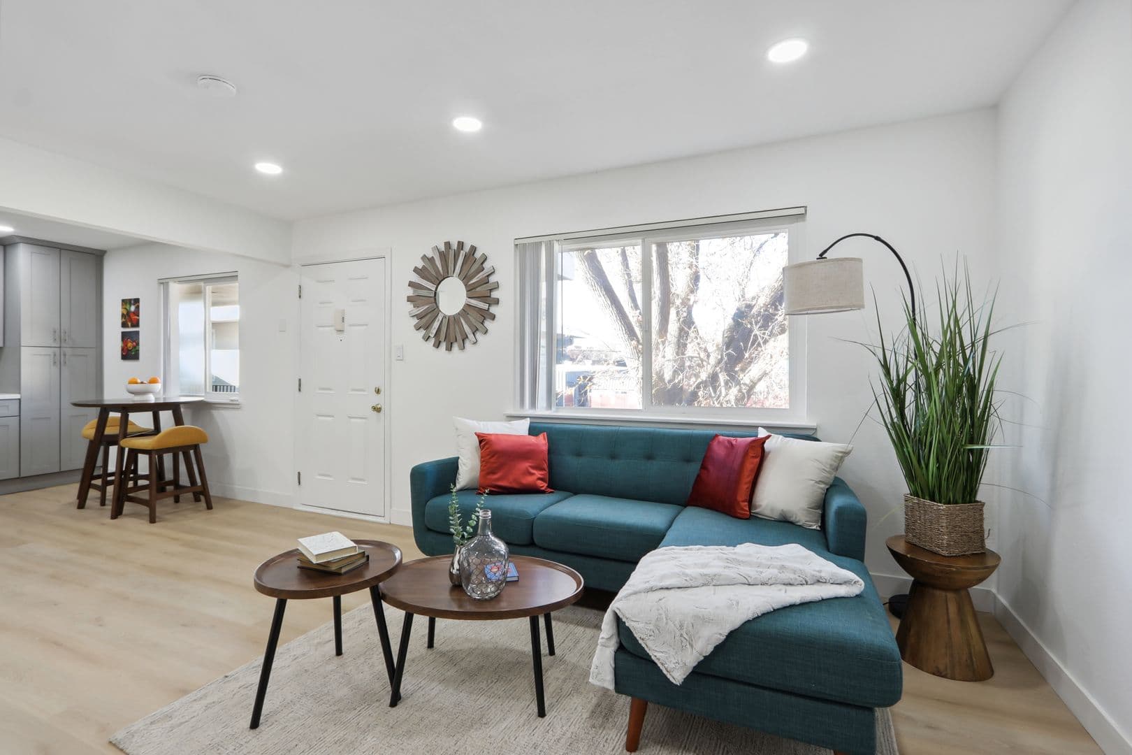 Davis Apartment: 505 - 525  I Street