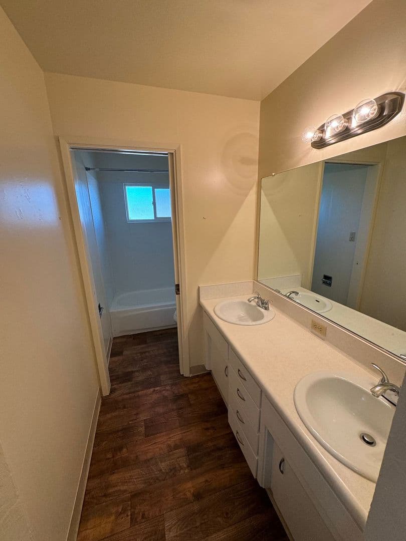 Davis Apartment: 1615-1625 E 8th Street