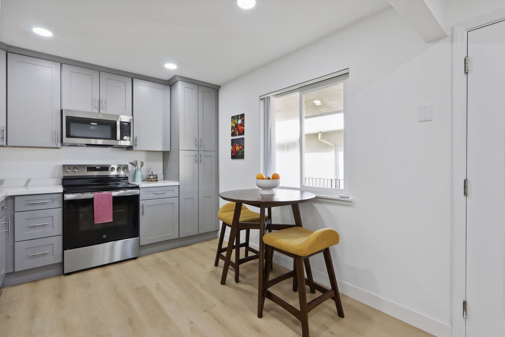 Davis Apartment: 505 - 525  I Street