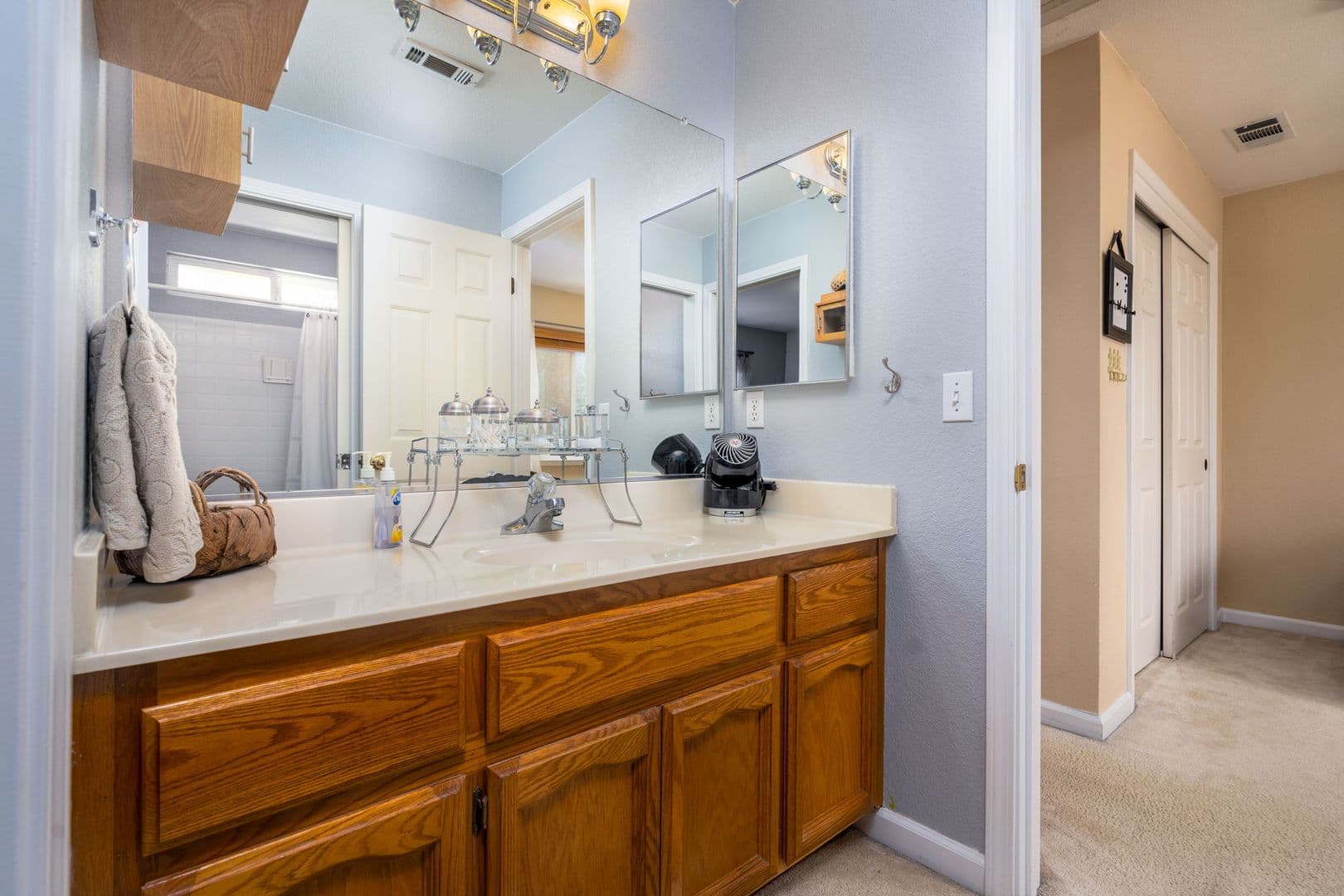 Davis House: 2277 Halsey Circle