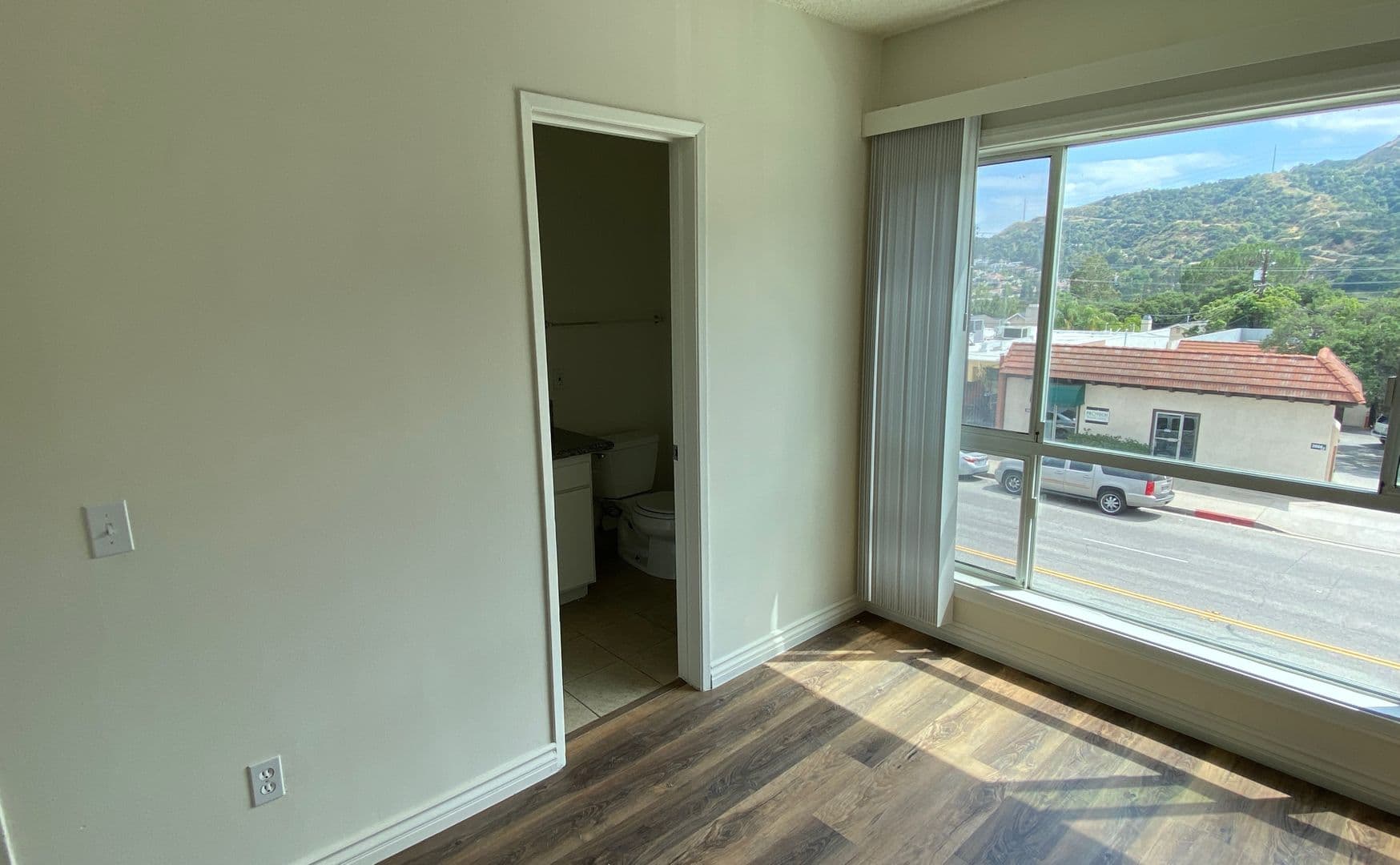 Montrose Apartment: 2665 Honolulu Ave