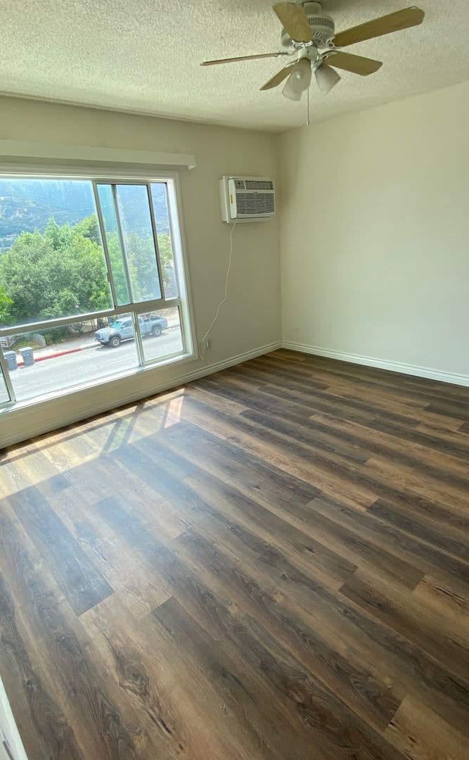 Montrose Apartment: 2665 Honolulu Ave