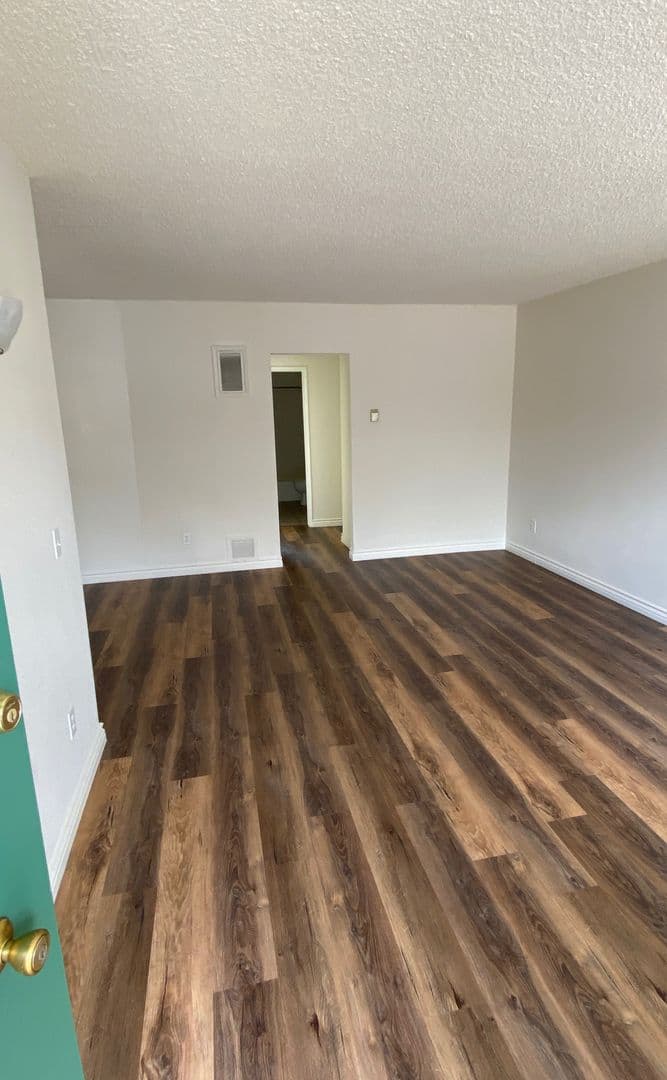 Montrose Apartment: 2665 Honolulu Ave