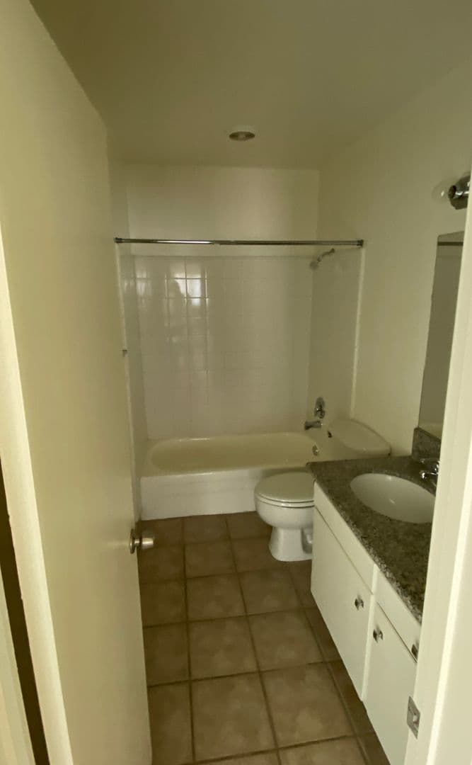 Montrose Apartment: 2665 Honolulu Ave
