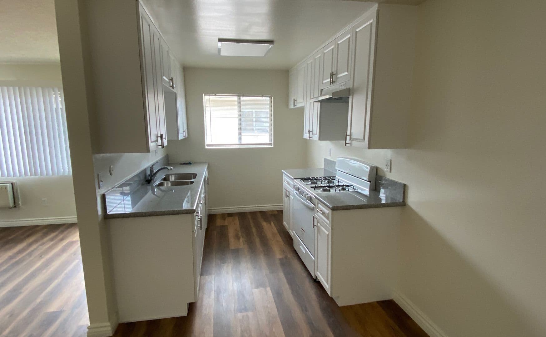 Montrose Apartment: 2665 Honolulu Ave
