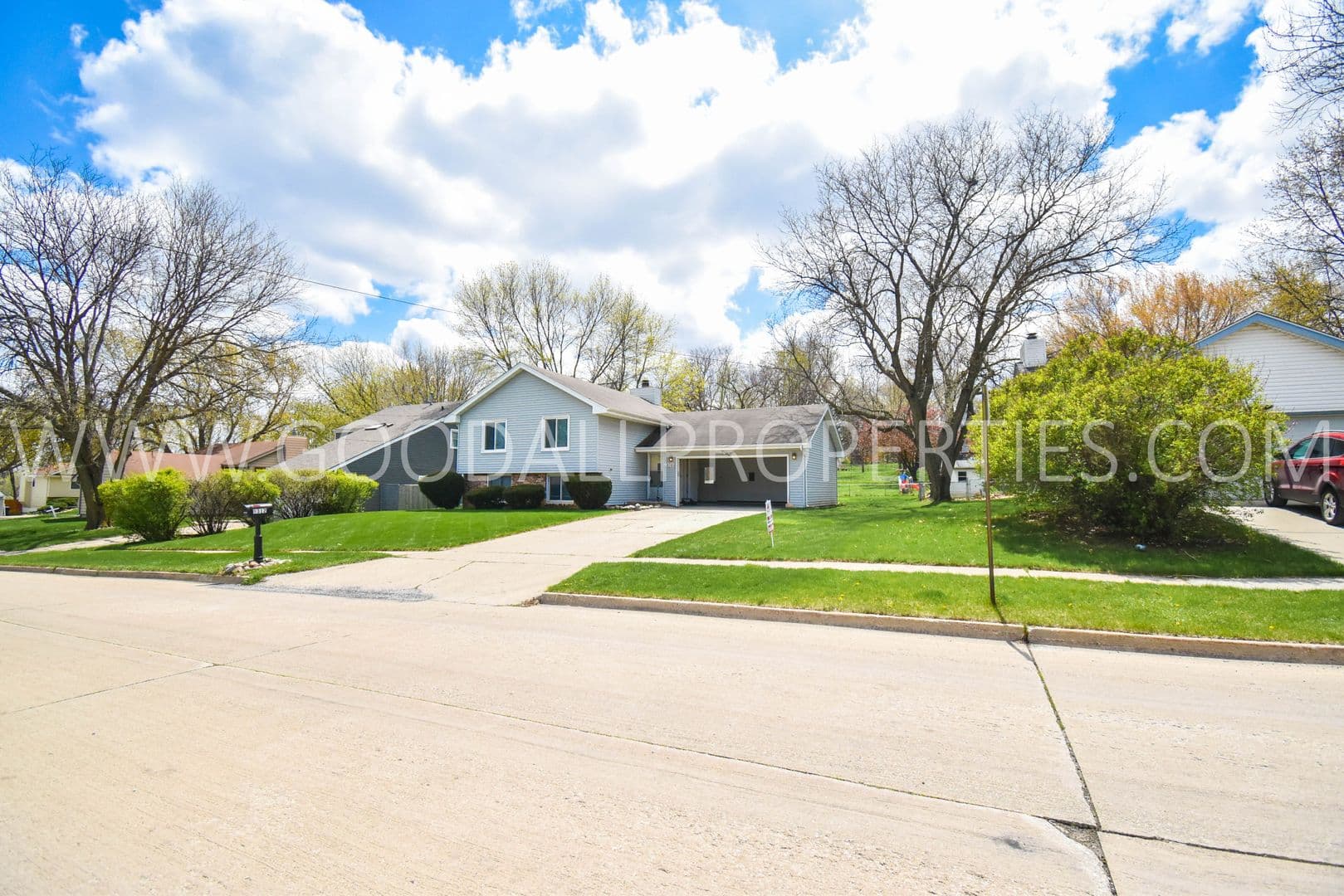 Urbandale House: 9312 Monroe Court