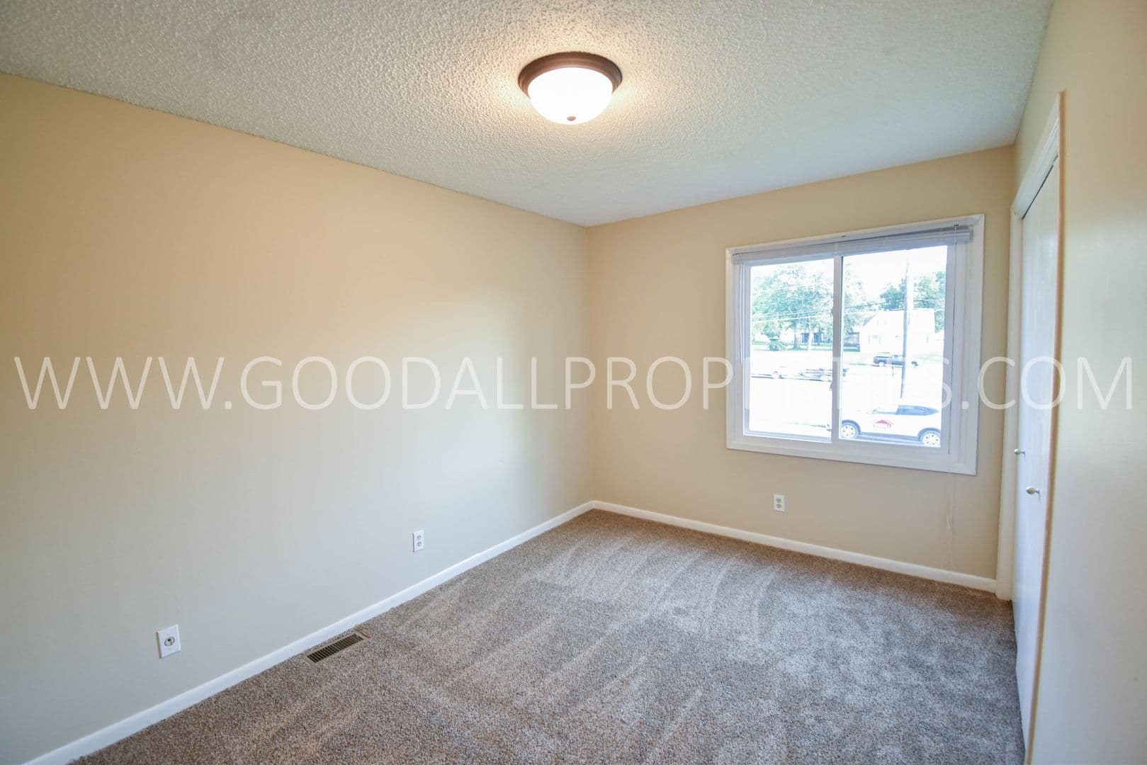 Urbandale House: 9312 Monroe Court
