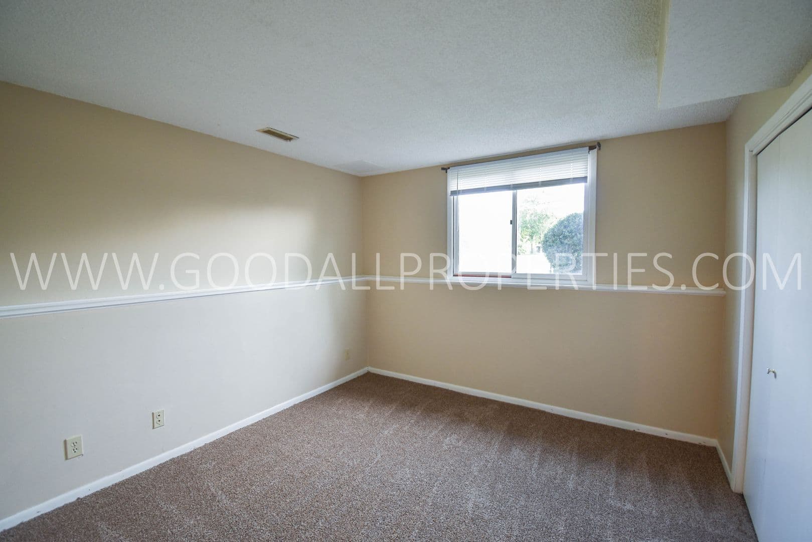 Urbandale House: 9312 Monroe Court