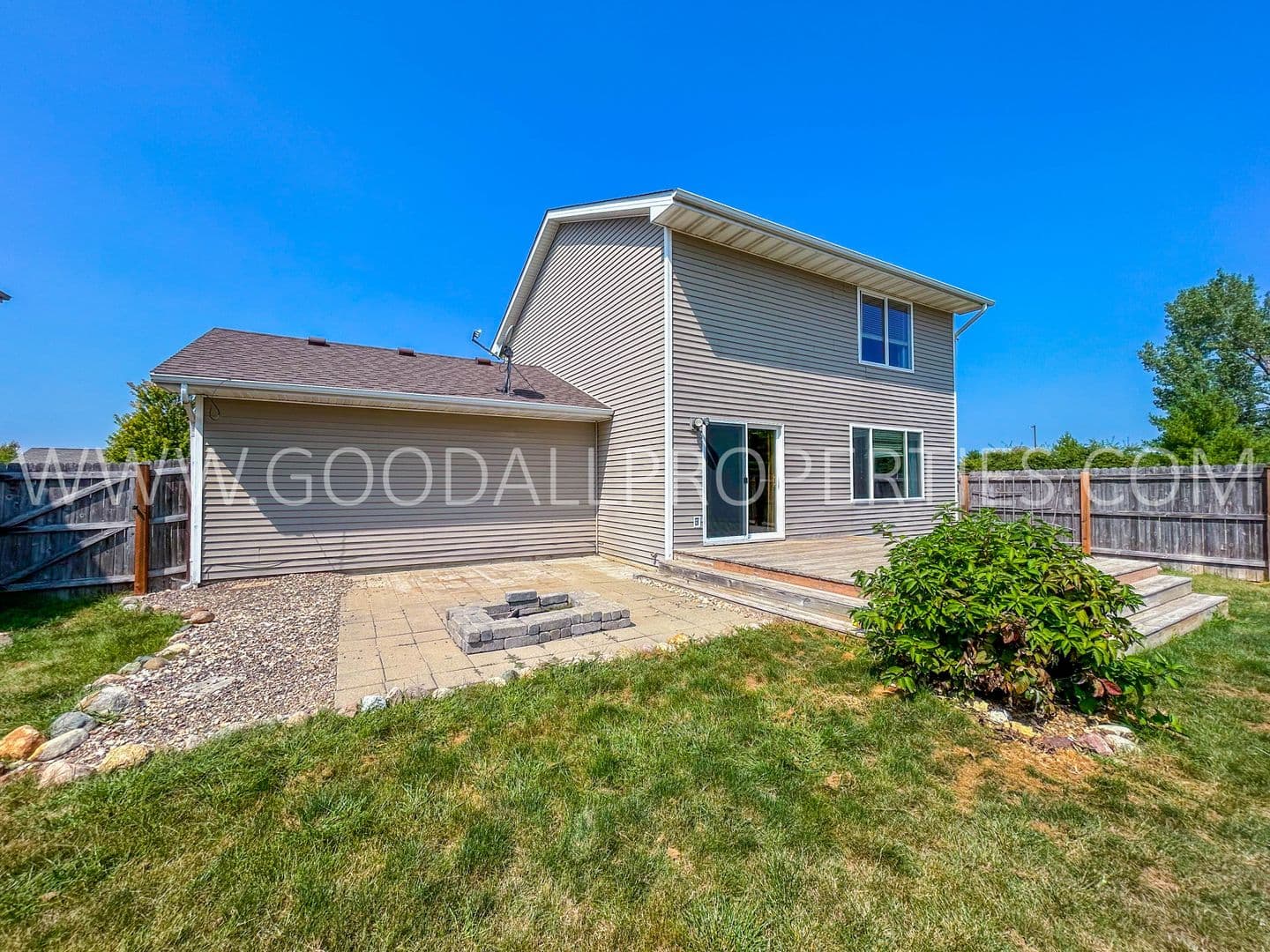 Waukee House: 335 SE Carefree Lane