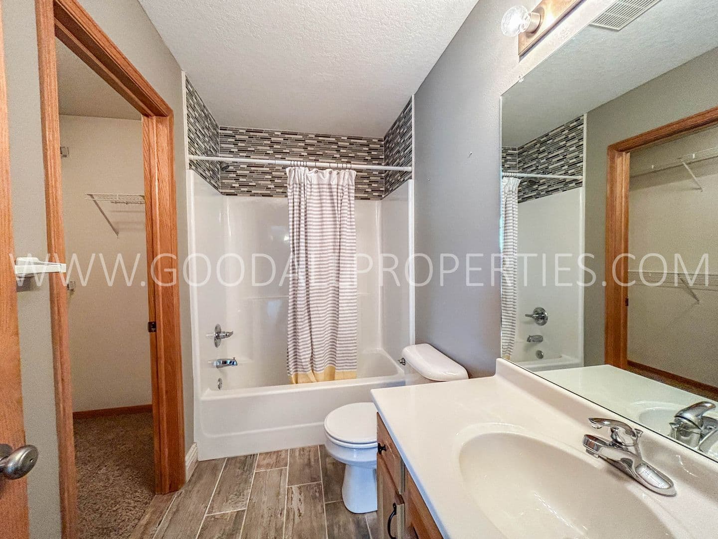 Waukee House: 335 SE Carefree Lane