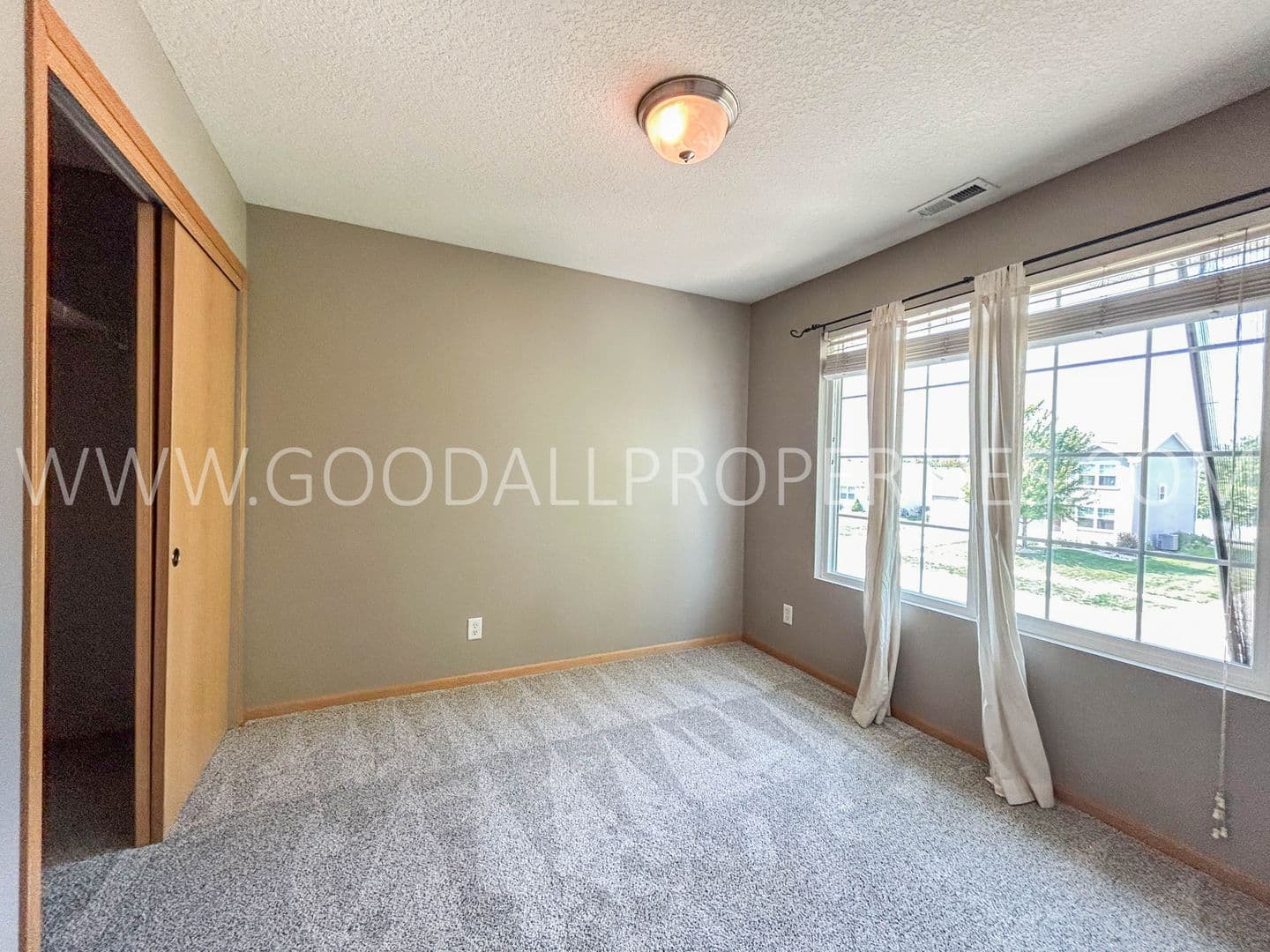 Waukee House: 335 SE Carefree Lane