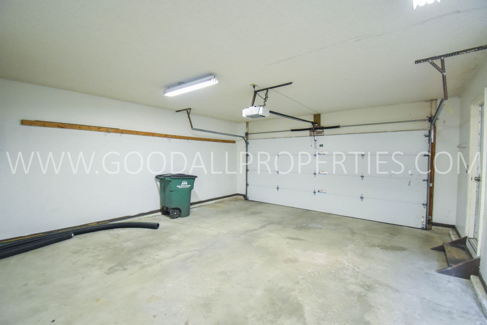 Urbandale House: 9312 Monroe Court