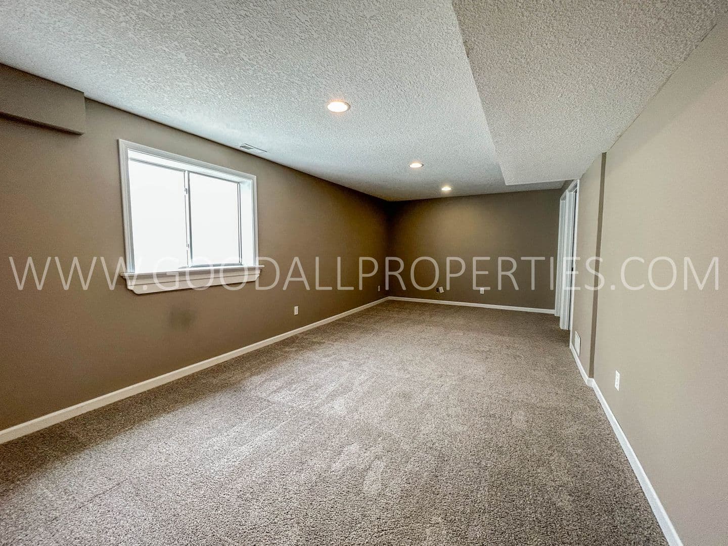 Waukee House: 335 SE Carefree Lane