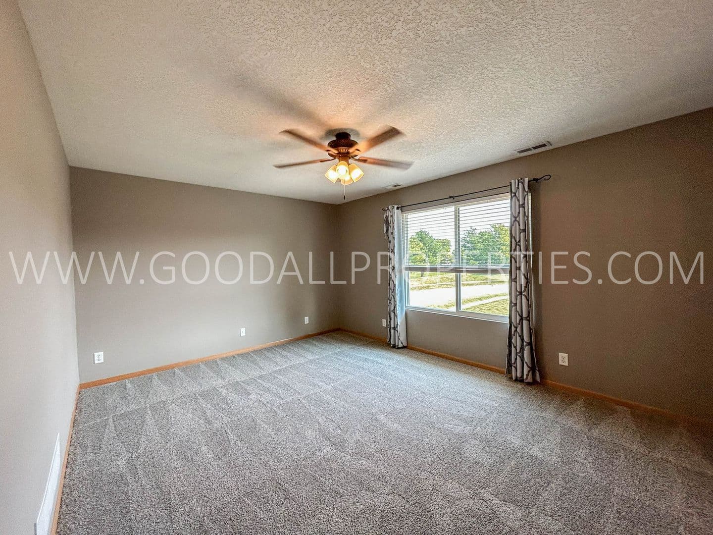 Waukee House: 335 SE Carefree Lane