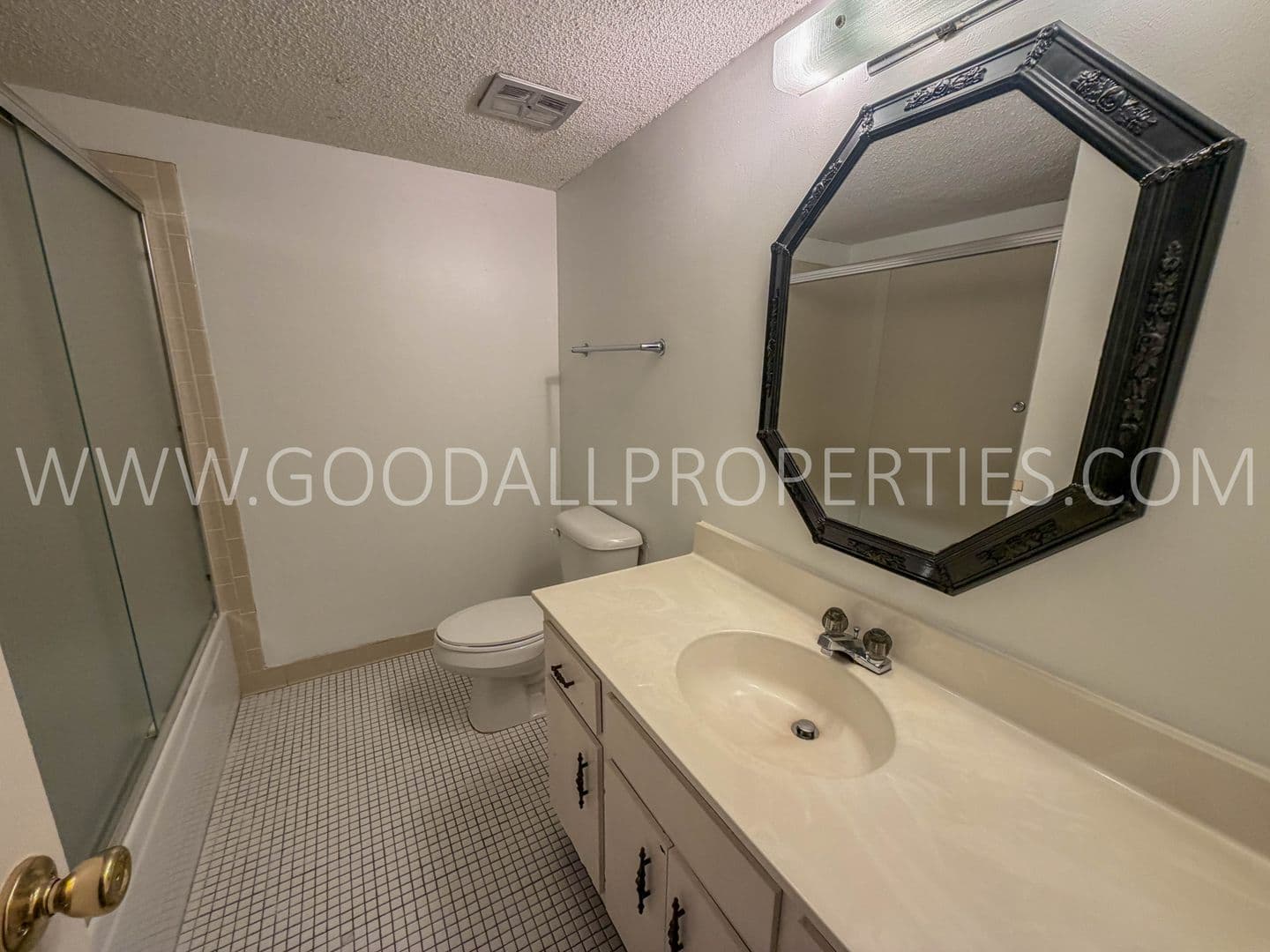 Clive Condo: 9523 University Ave #6