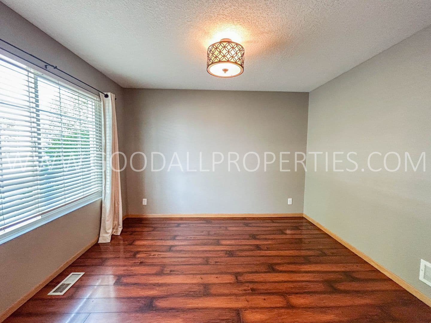 Waukee House: 335 SE Carefree Lane