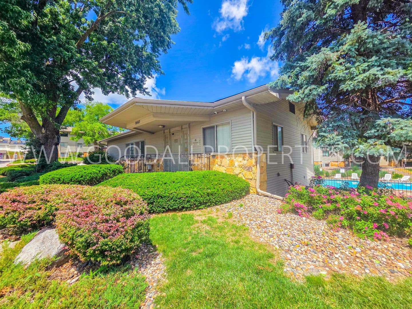 Clive Condo: 9523 University Ave Apt 6