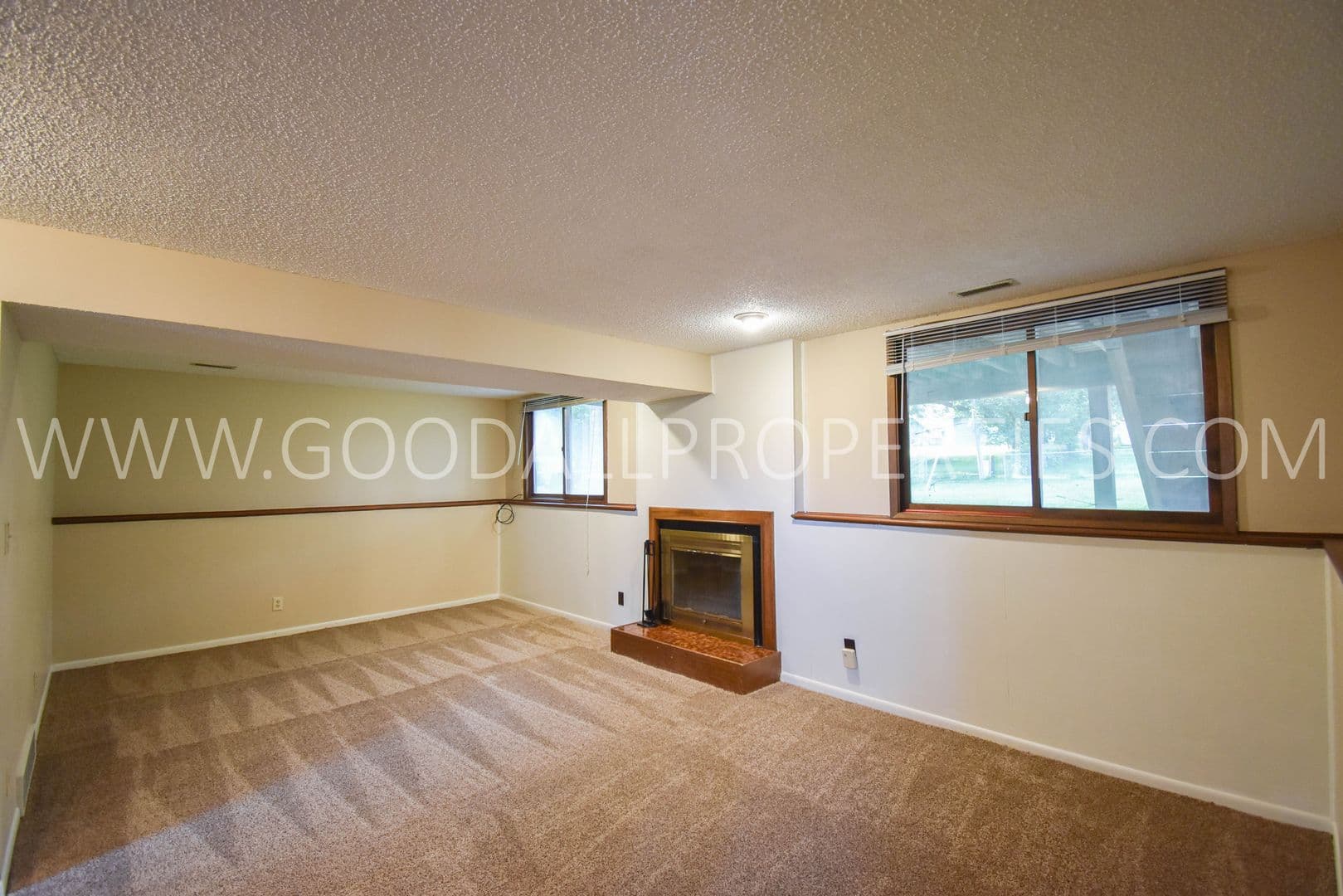 Urbandale House: 9312 Monroe Court