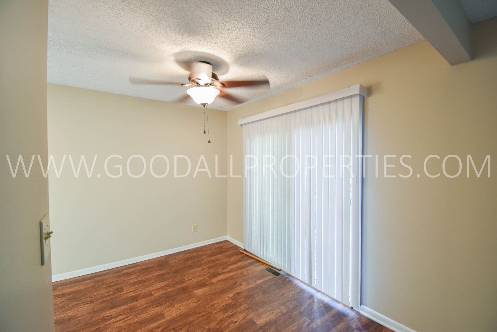 Urbandale House: 9312 Monroe Court