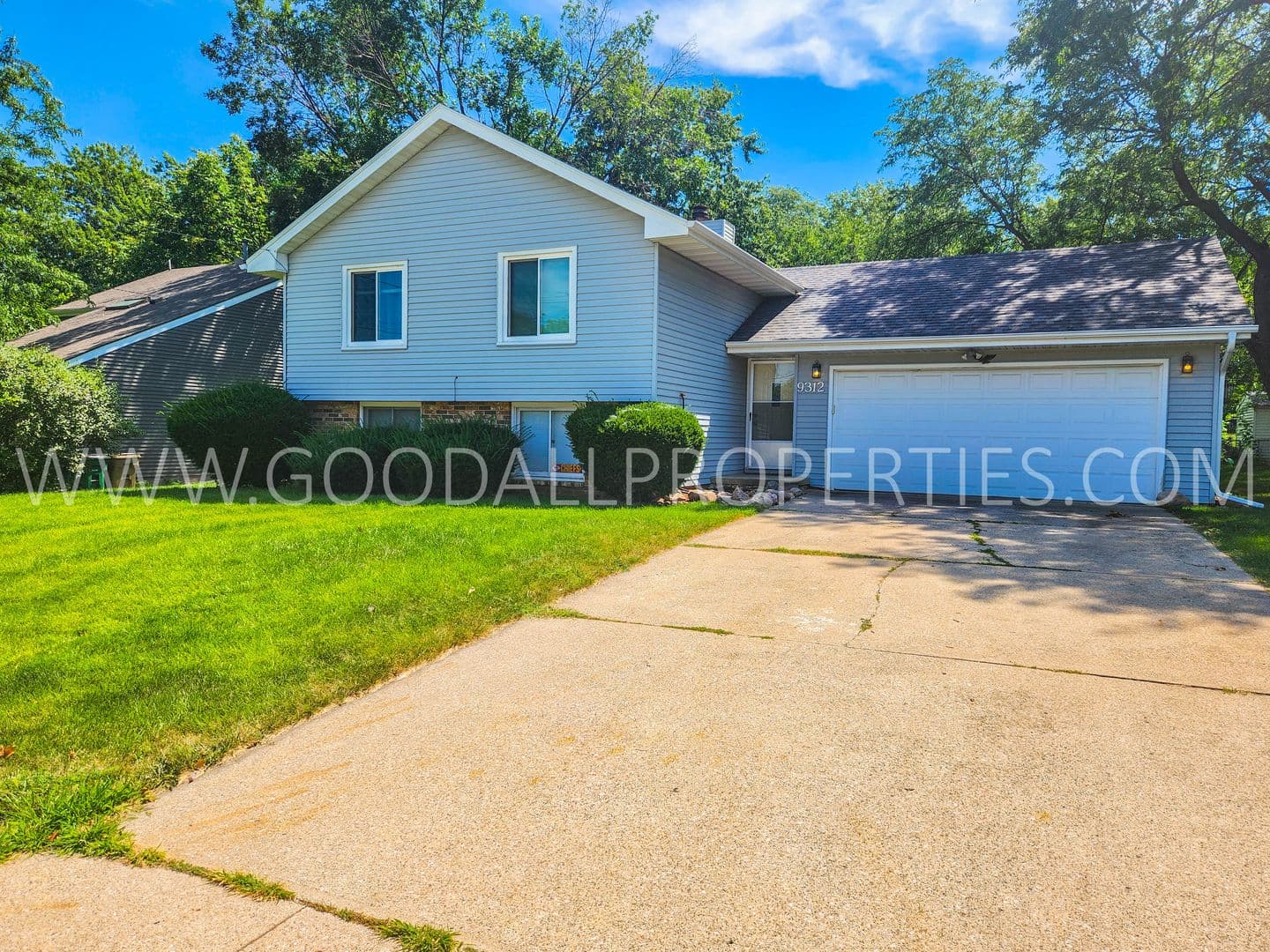 Urbandale House: 9312 Monroe Court