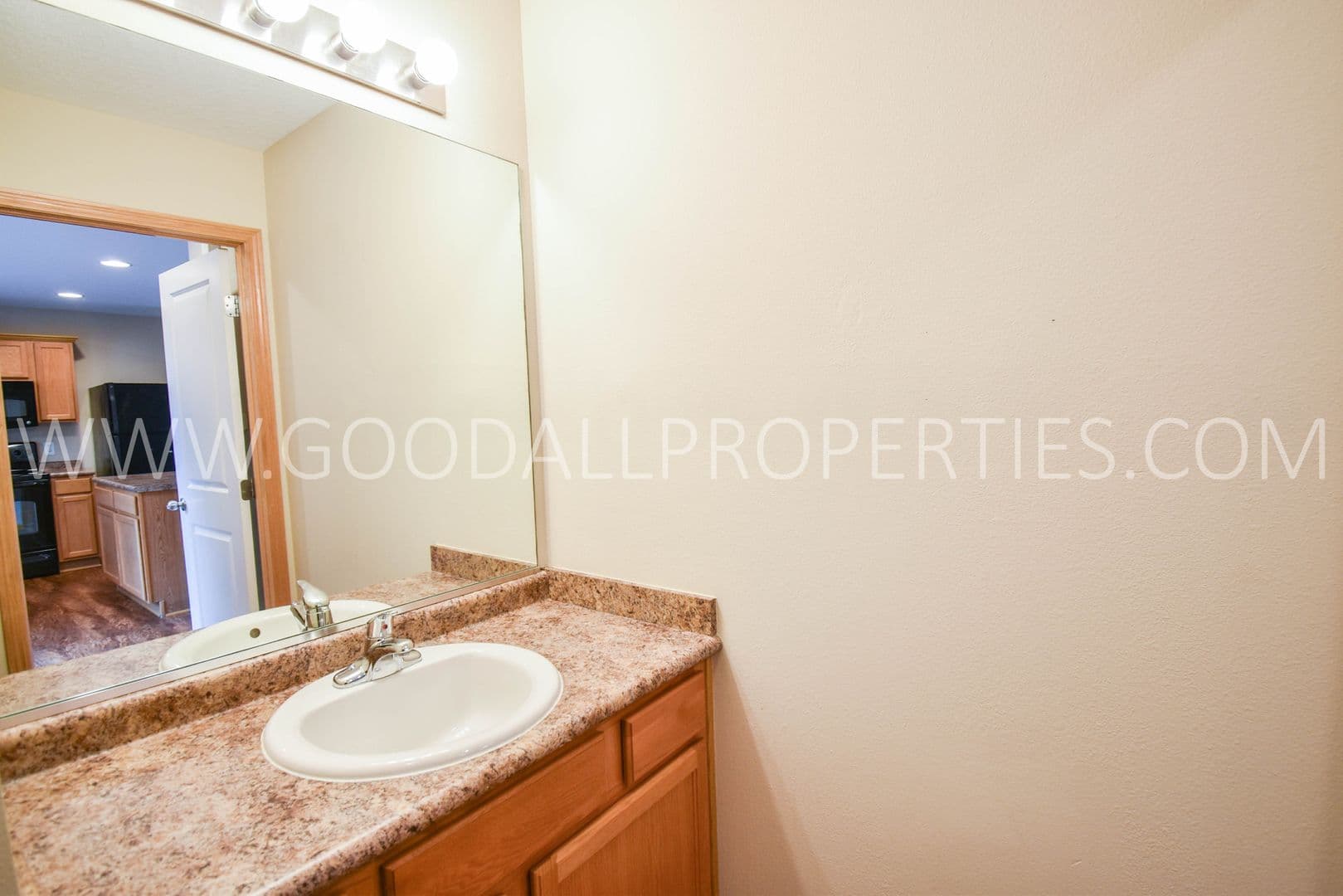 Urbandale Townhome: 15404 Townsend Avenue