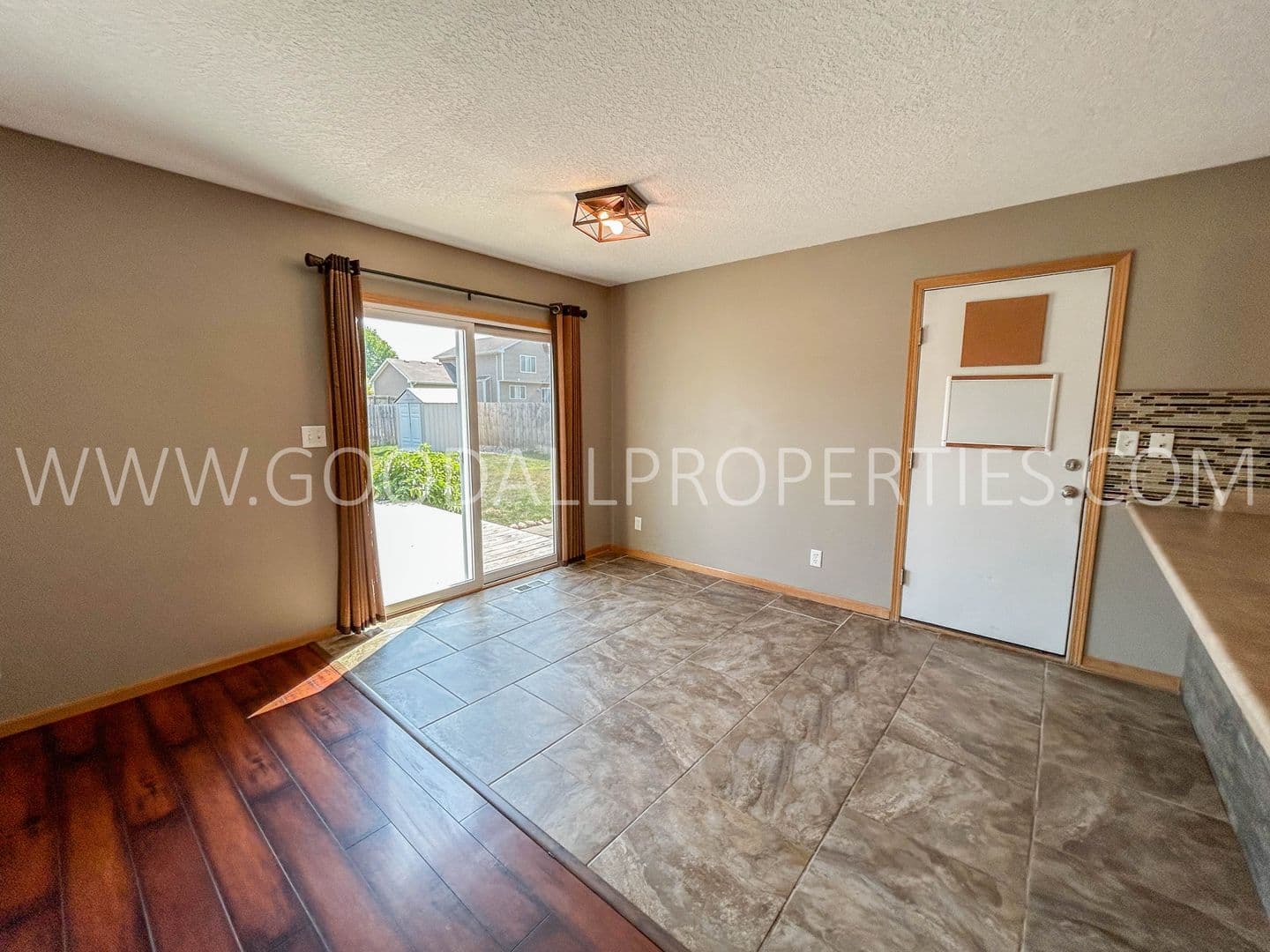 Waukee House: 335 SE Carefree Lane
