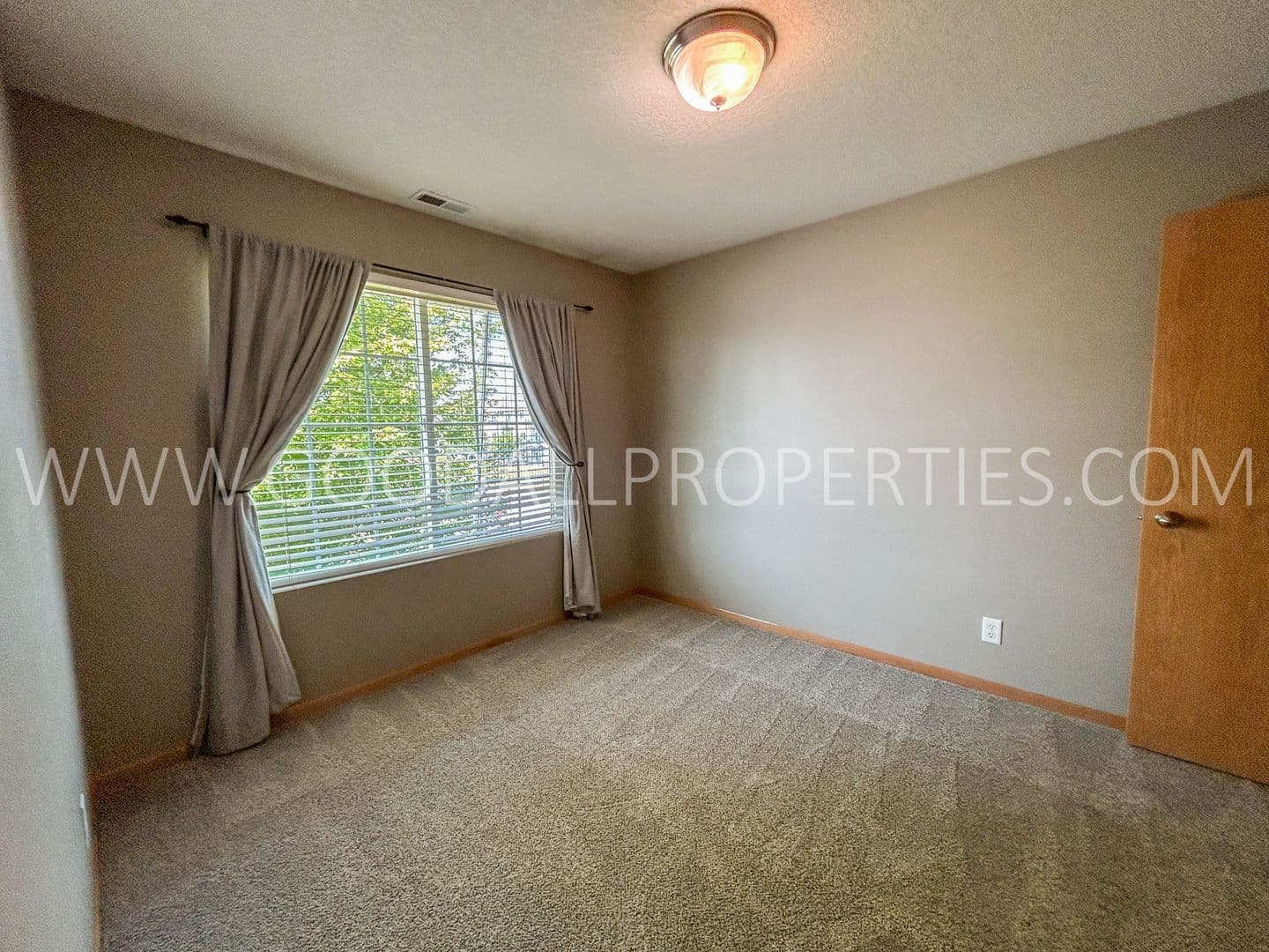 Waukee House: 335 SE Carefree Lane