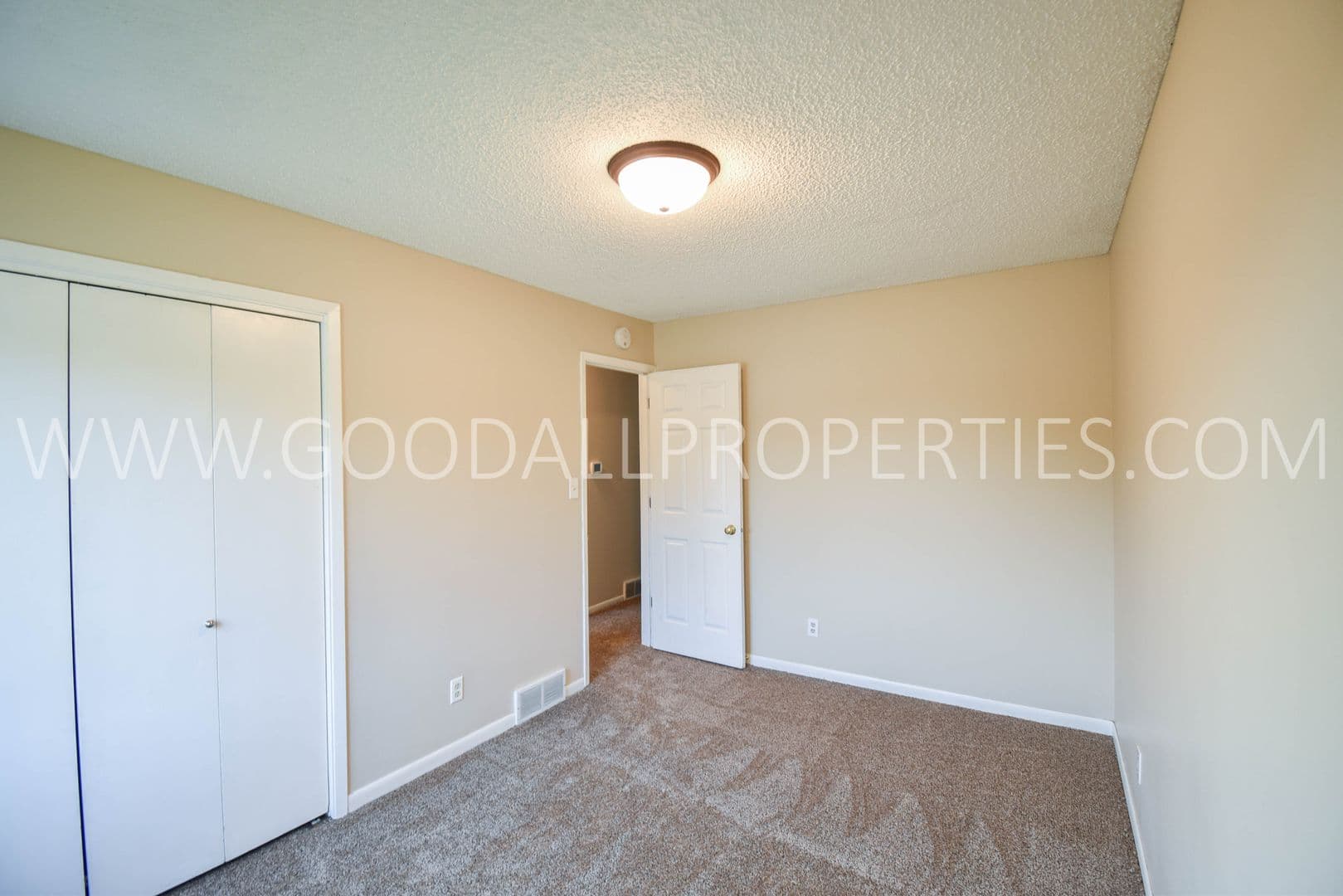Urbandale House: 9312 Monroe Court
