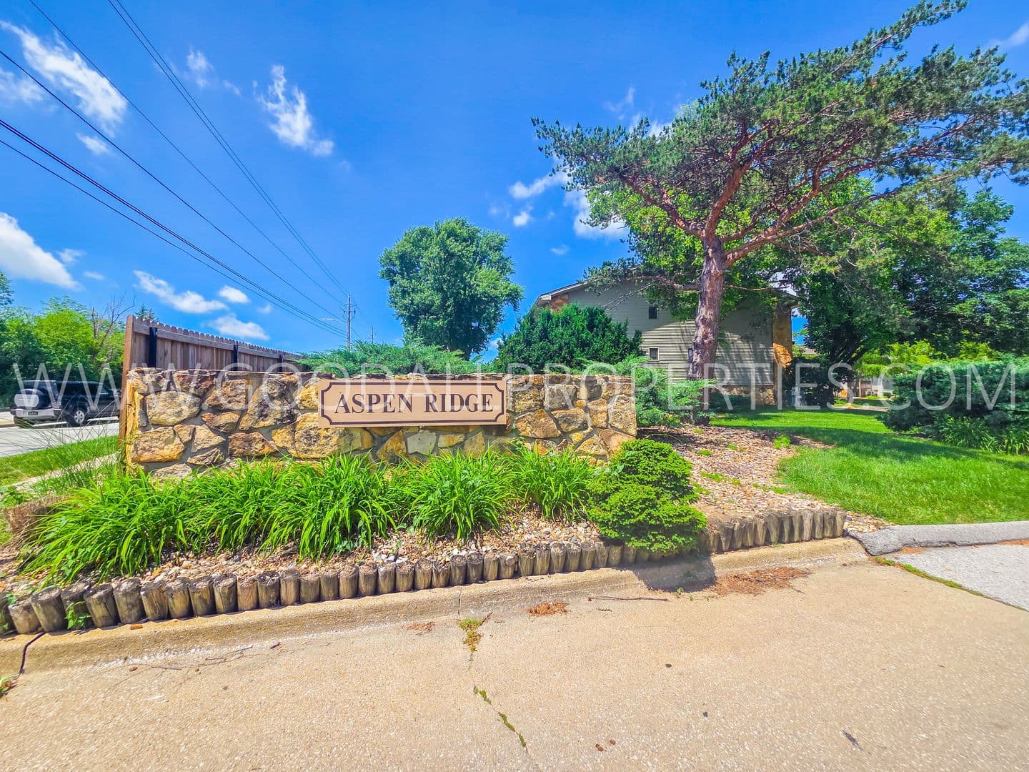 Clive Condo: 9523 University Ave #6