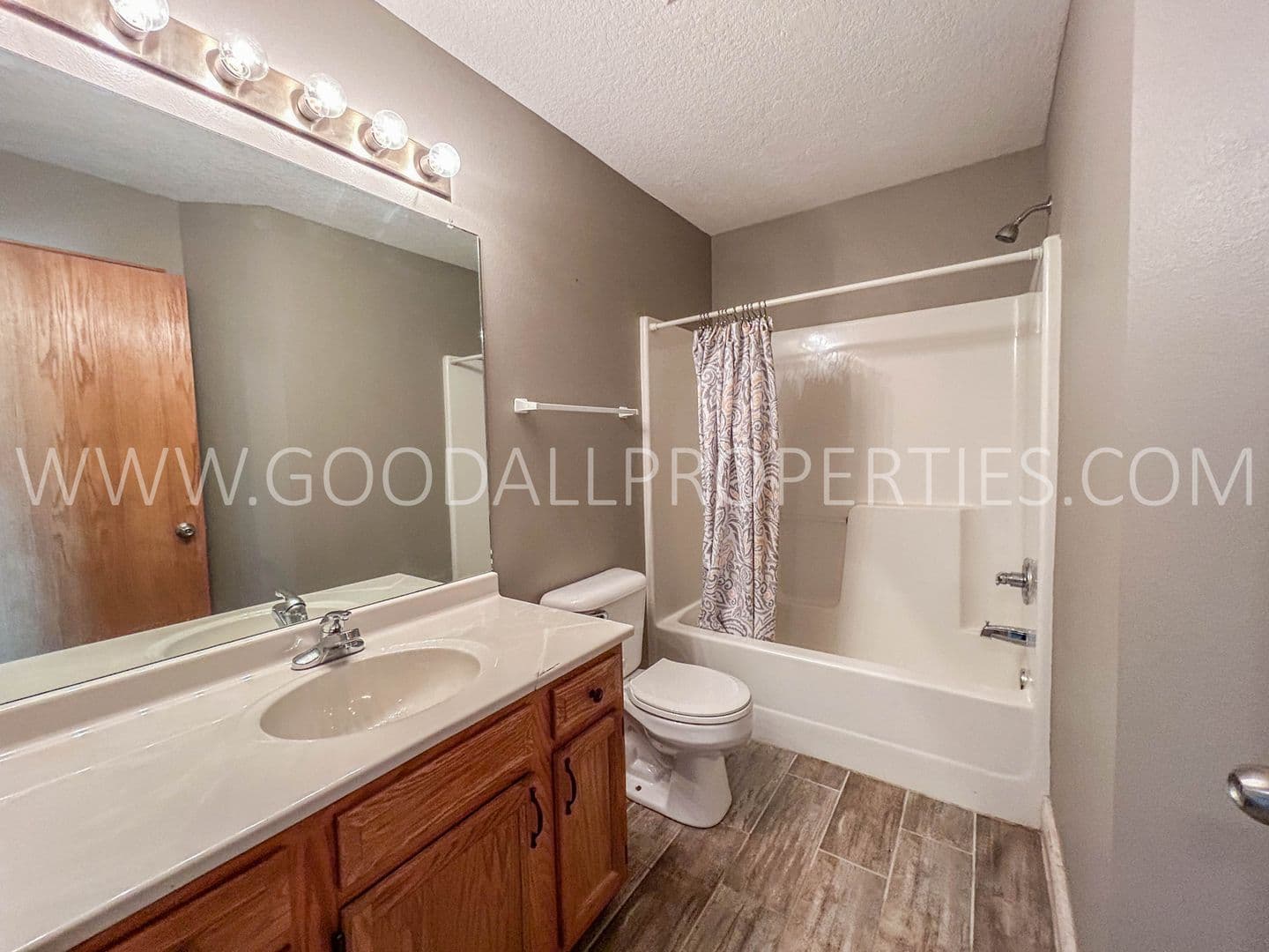 Waukee House: 335 SE Carefree Lane
